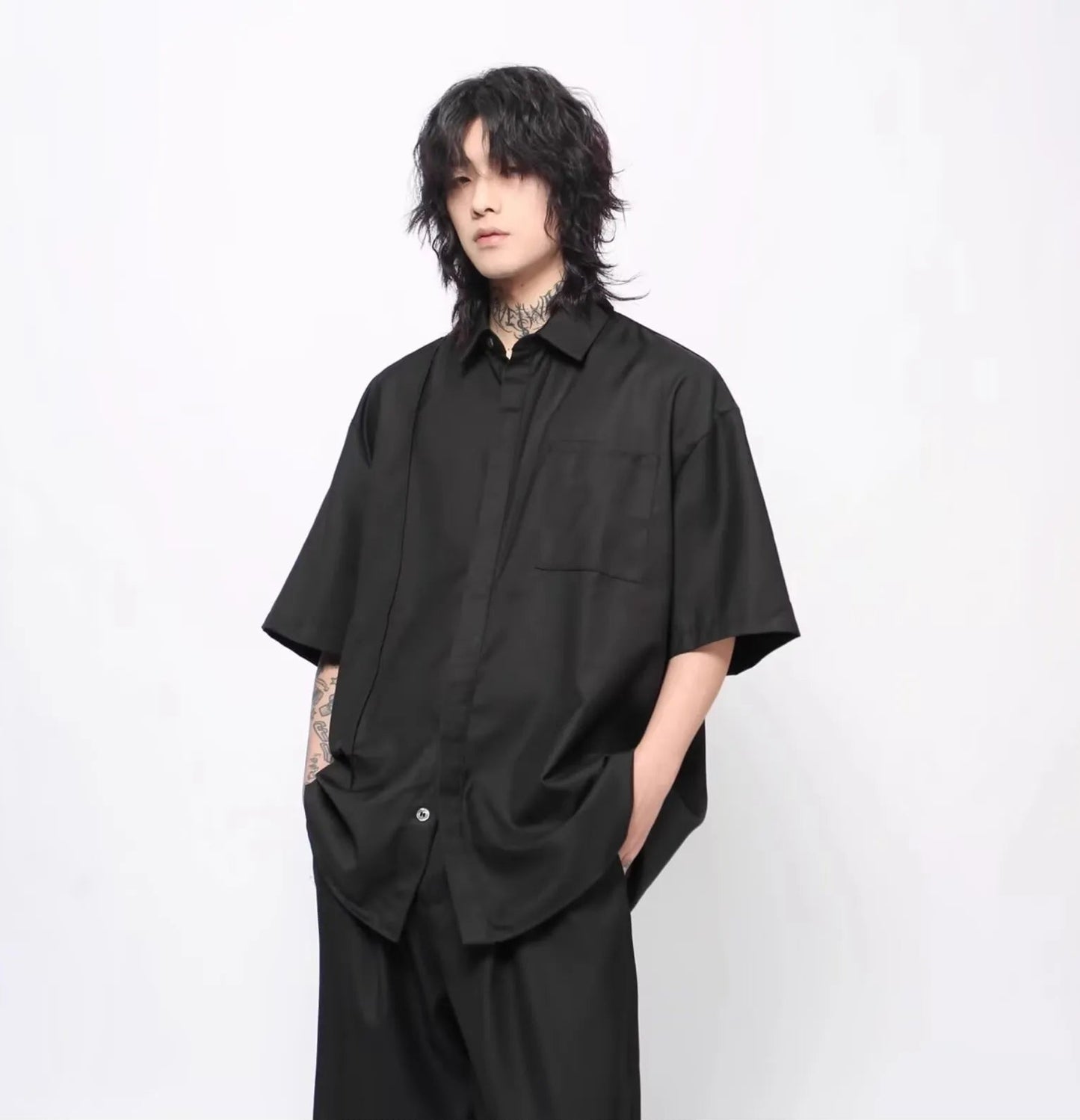 Kón oversized dropped shoulder shirt – hidden placket – front three-quarter view