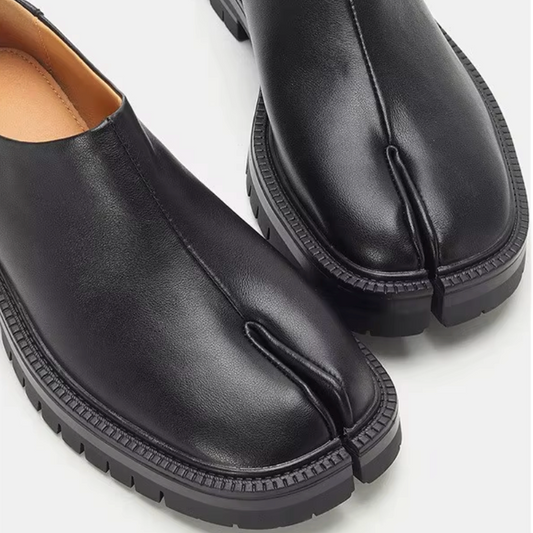Split toe tabi shoe detail – matte black PU – chunky lug sole – Kón
